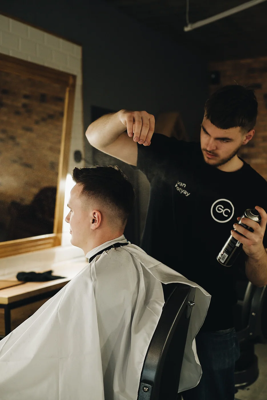 Barbero finalizando un corte moderno