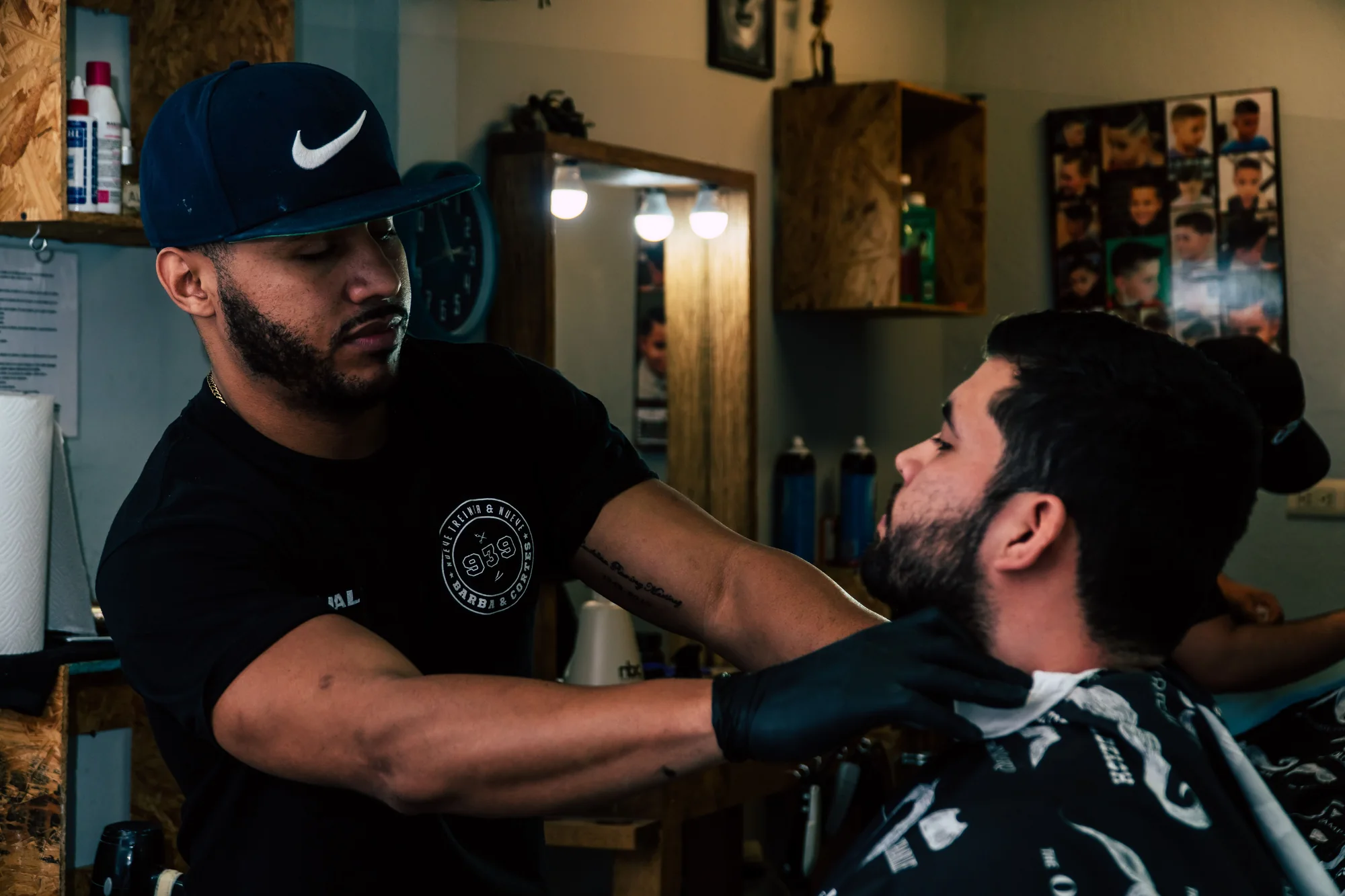 Barbero profesional atendiendo a un cliente dentro de una barbería